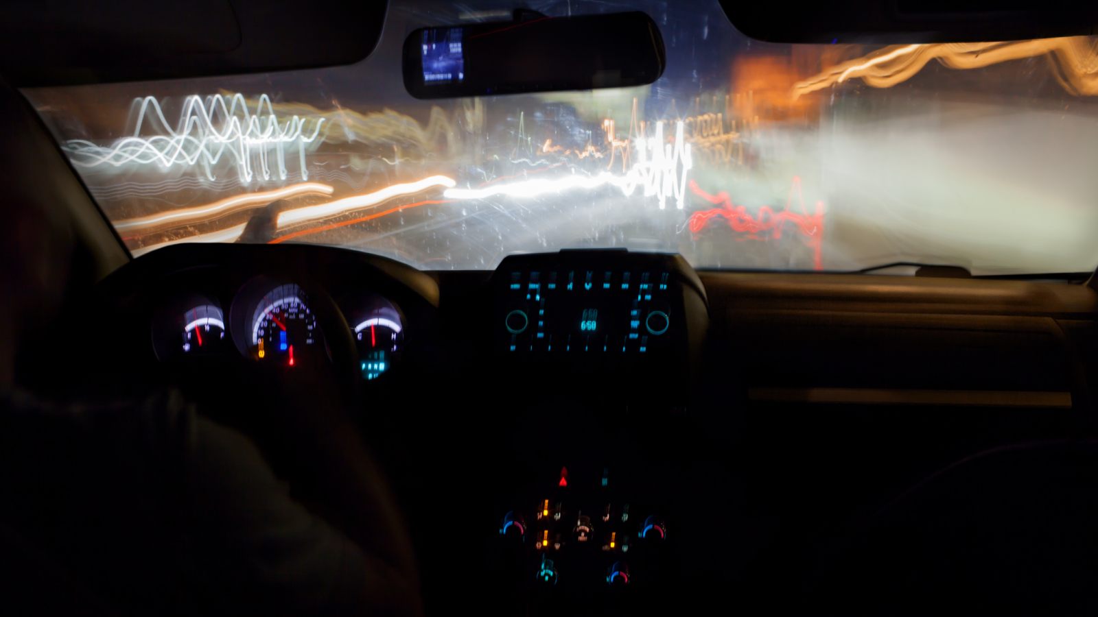 Come possono i nuovi conducenti abituarsi a guidare di notte?