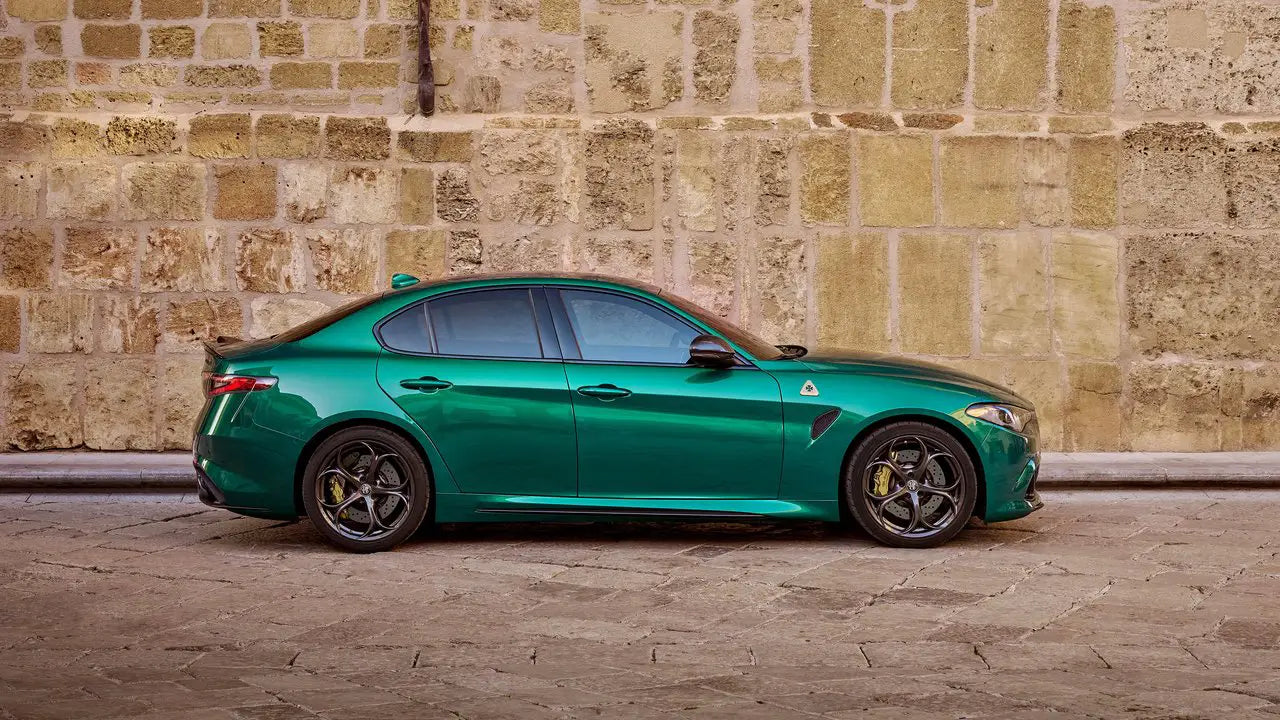 Il Viaggio Evolutivo della Alfa Romeo Giulia: Dalle Radici Classiche alla Potenza Elettrica