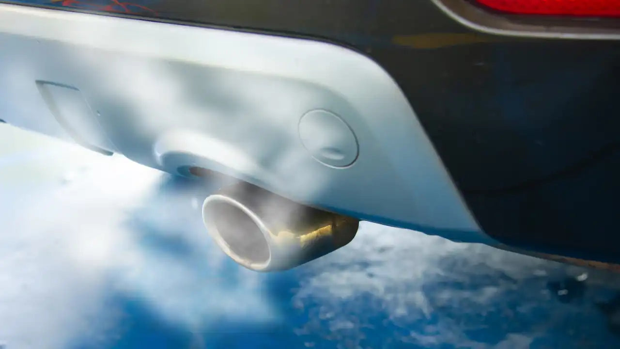 Quali sono le cause dei problemi di emissioni in un'auto