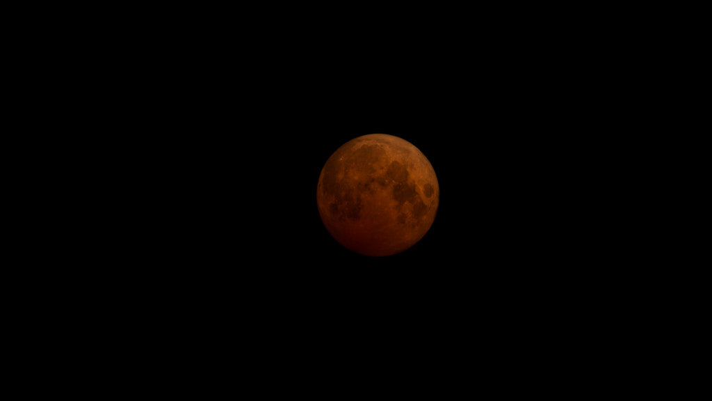 È sicuro guidare durante un'eclissi lunare?